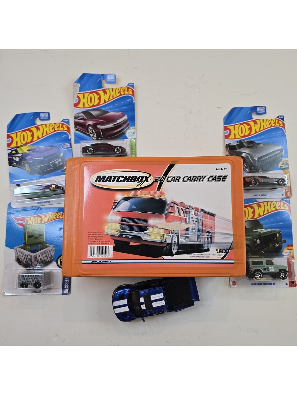 Matchbox Car Carry Case 2001 w/30 Vintage Matchbox Hot Wheels Scooby, etc Cars
